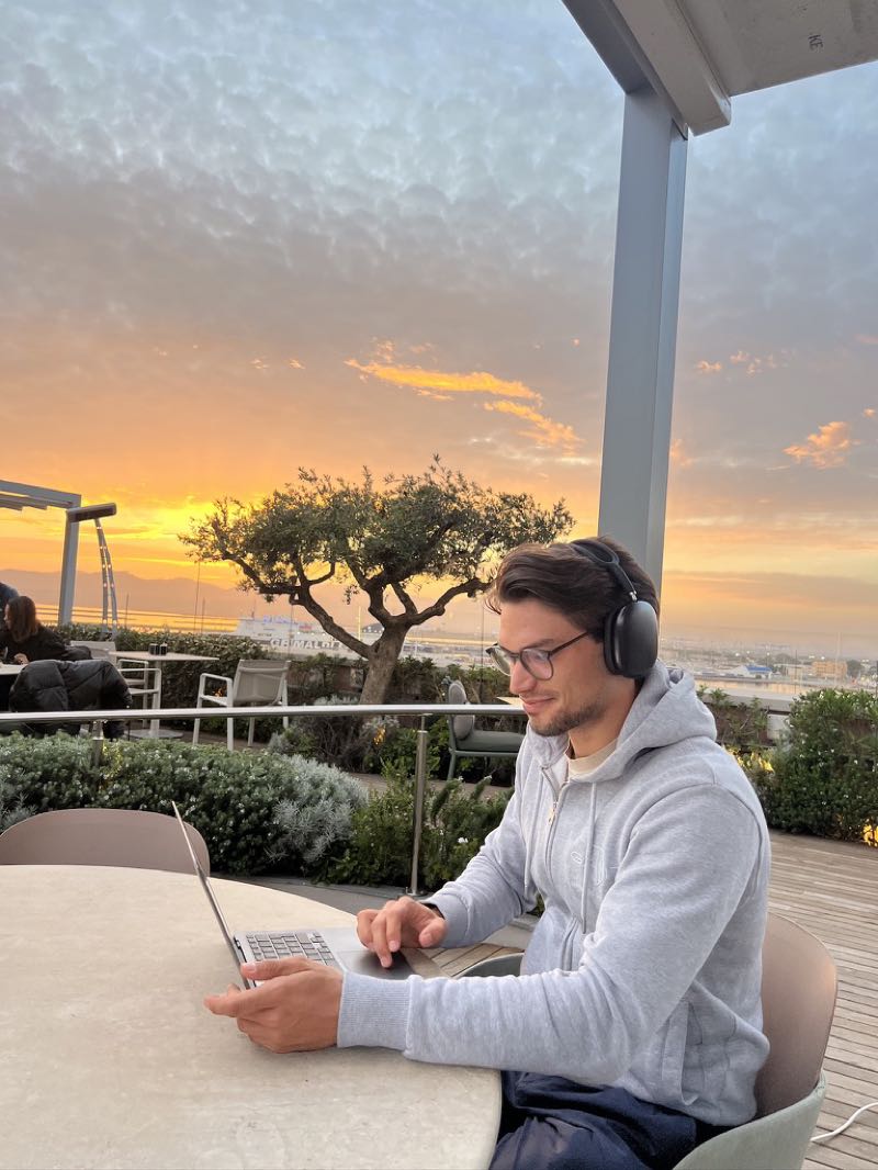 Marvin Pirner arbeitet am Laptop auf einer Terrasse